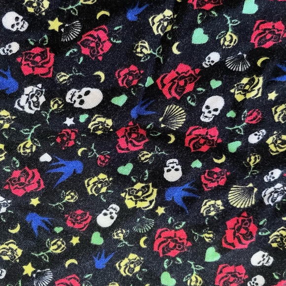 Sleeveless black tie front top ft. floral skull print. - Picture 4 of 4